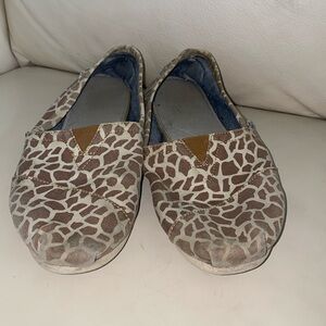 Flat shoes giraffe spots size 9.5 Tom’s